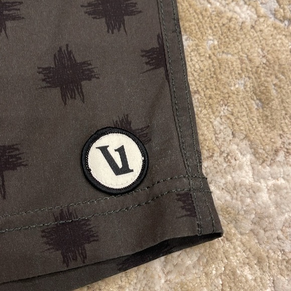 Vuori
Men's Kore Print Yoga Shorts size medium - Picture 2 of 9